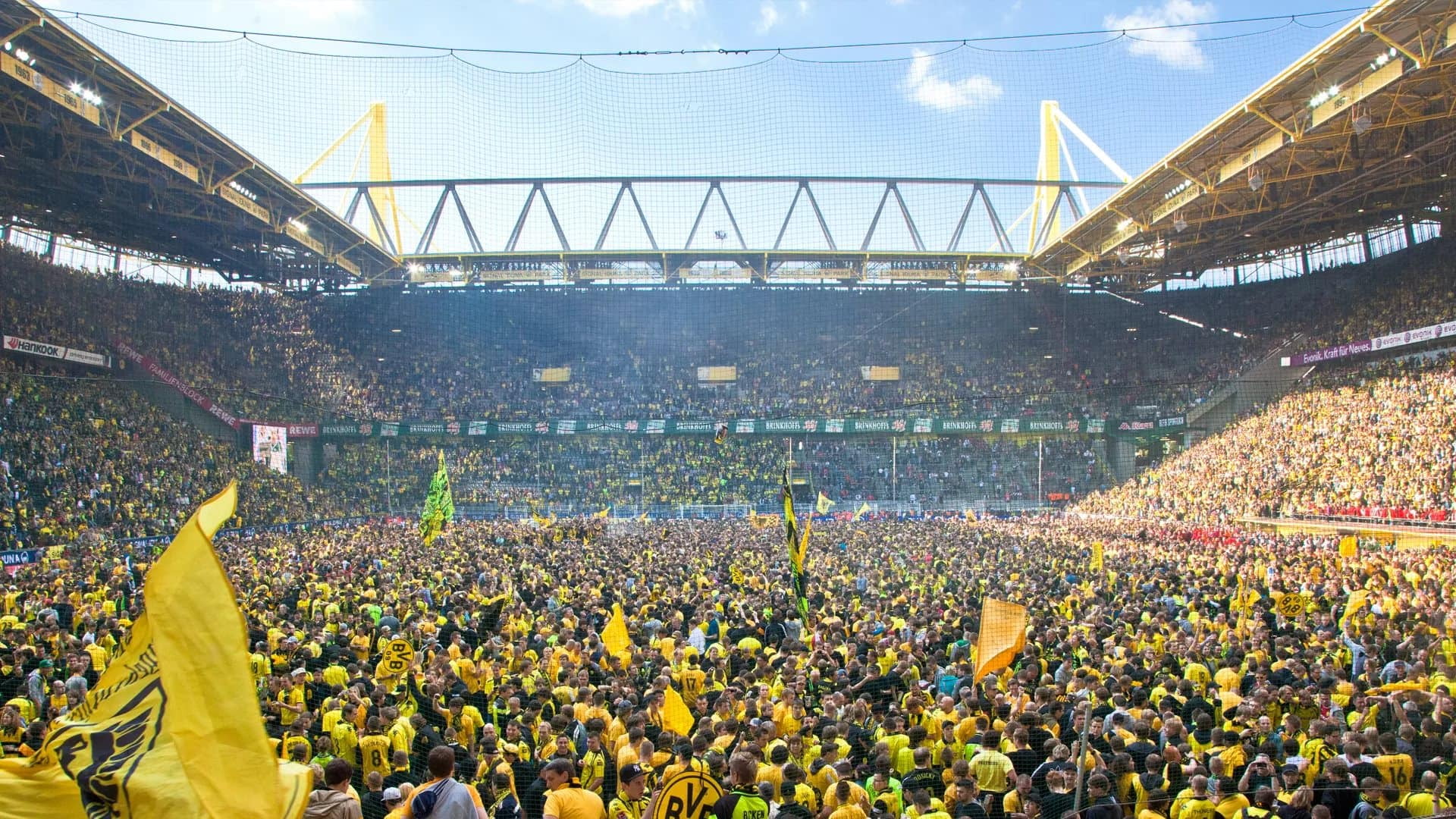 signal iduna park yellow wall