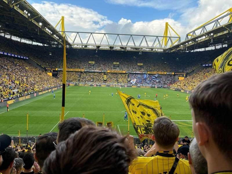 Gelbe Wand – Stehplatzbereich